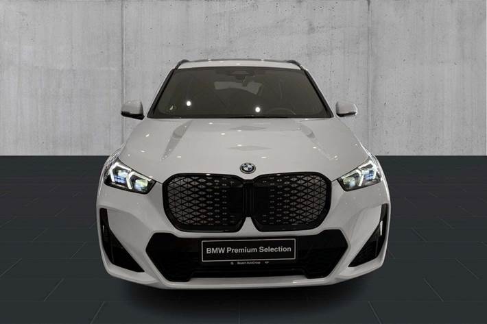 Hvid BMW iX1 fra 2025