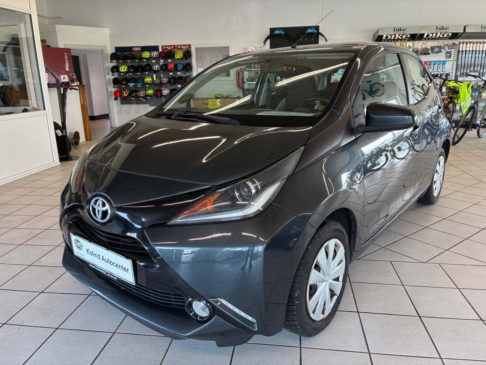 Grå Toyota Aygo fra 2014