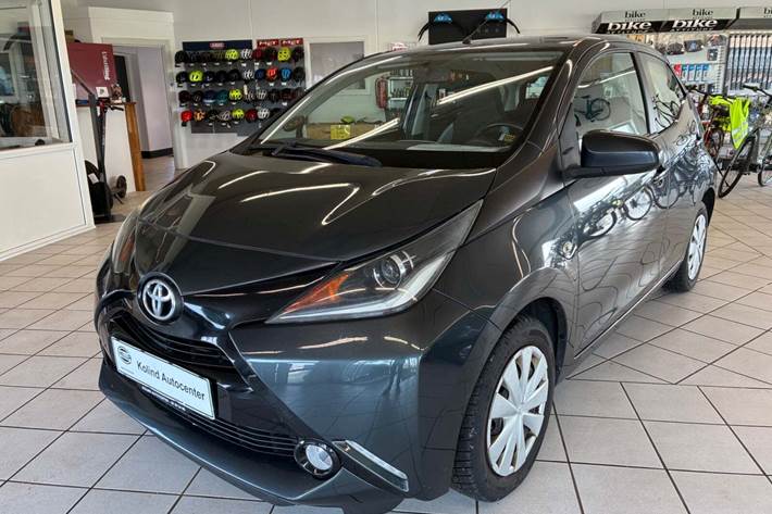 Grå Toyota Aygo fra 2014 set udefra