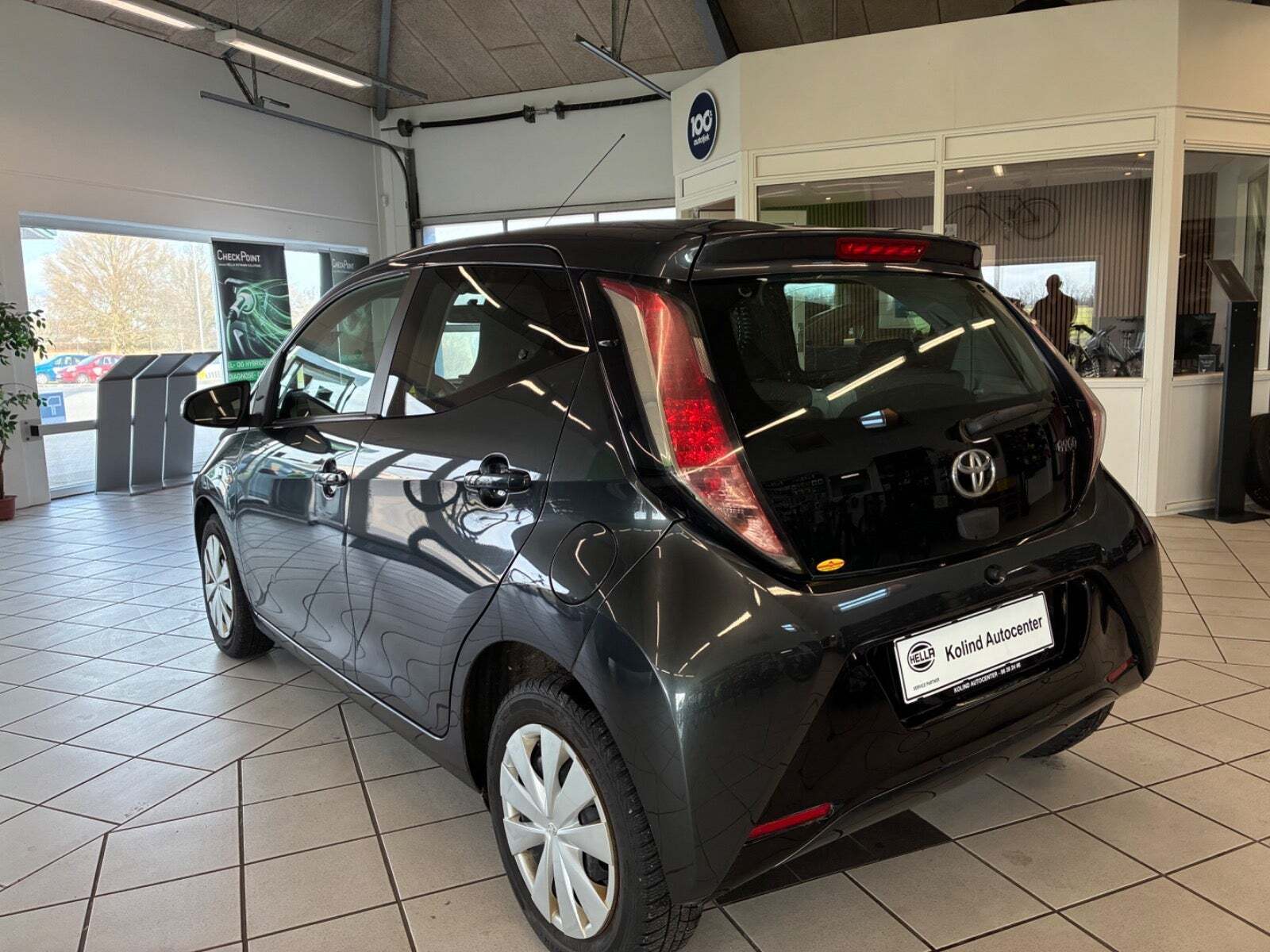 Grå Toyota Aygo fra 2014
