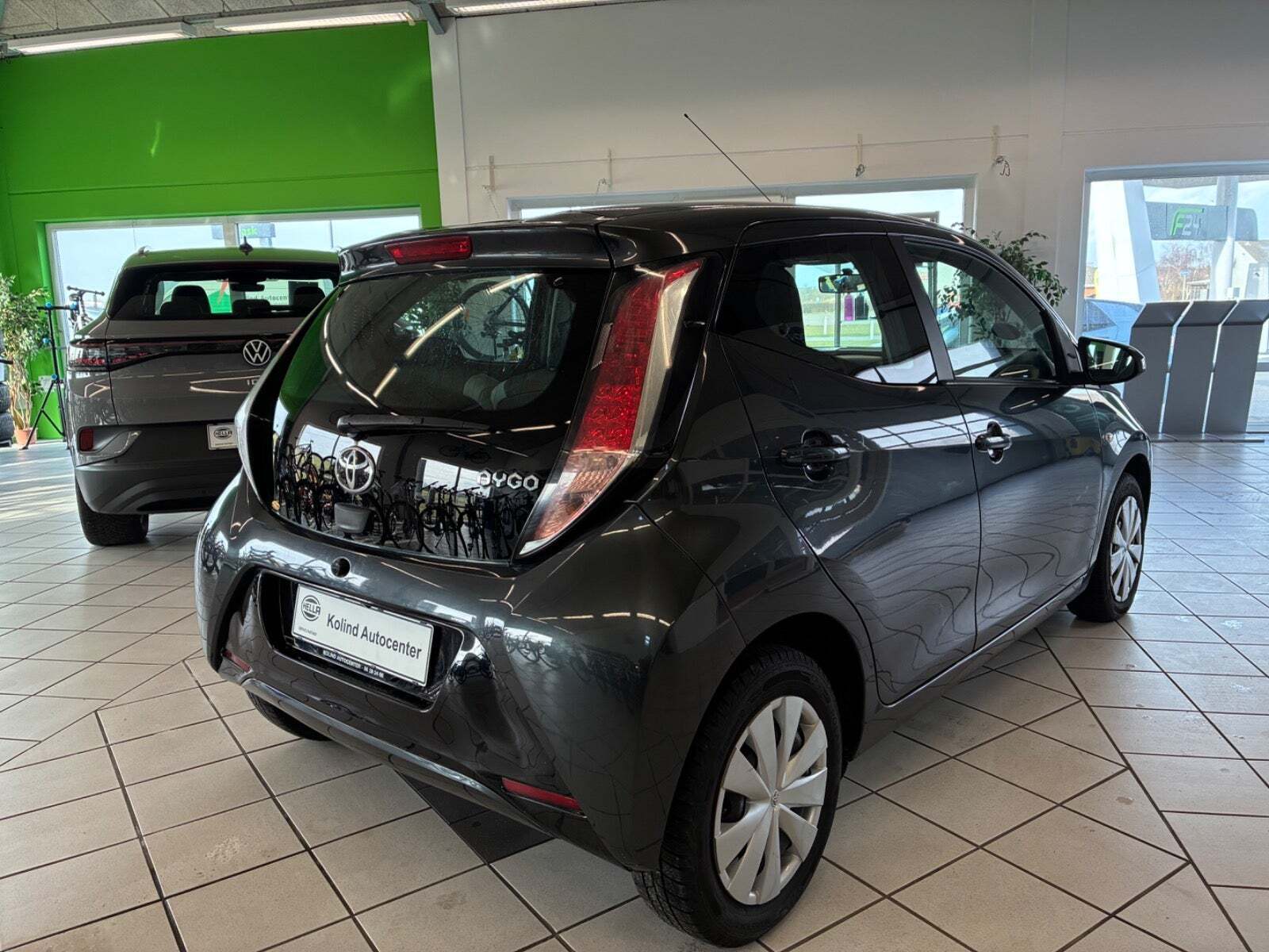 Grå Toyota Aygo fra 2014