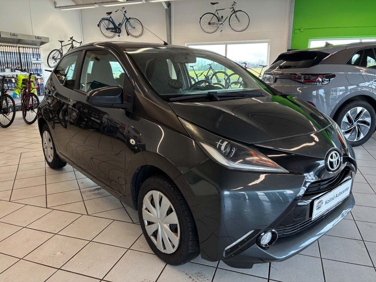 Grå Toyota Aygo fra 2014