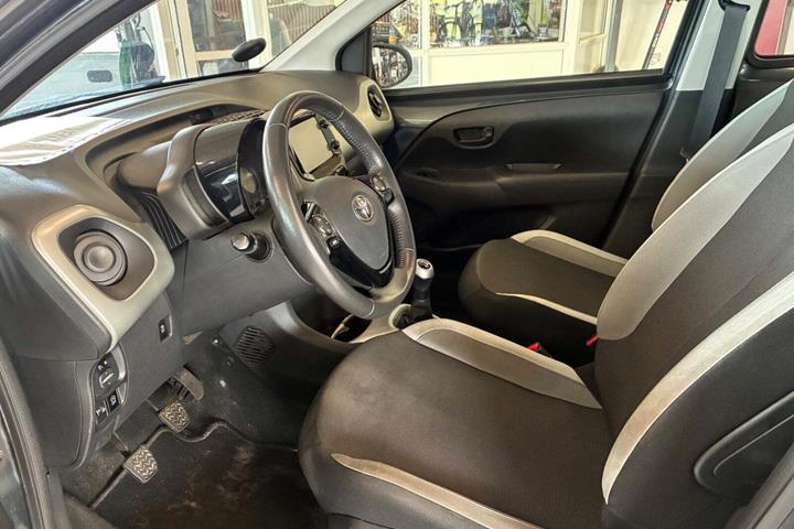 Grå Toyota Aygo fra 2014