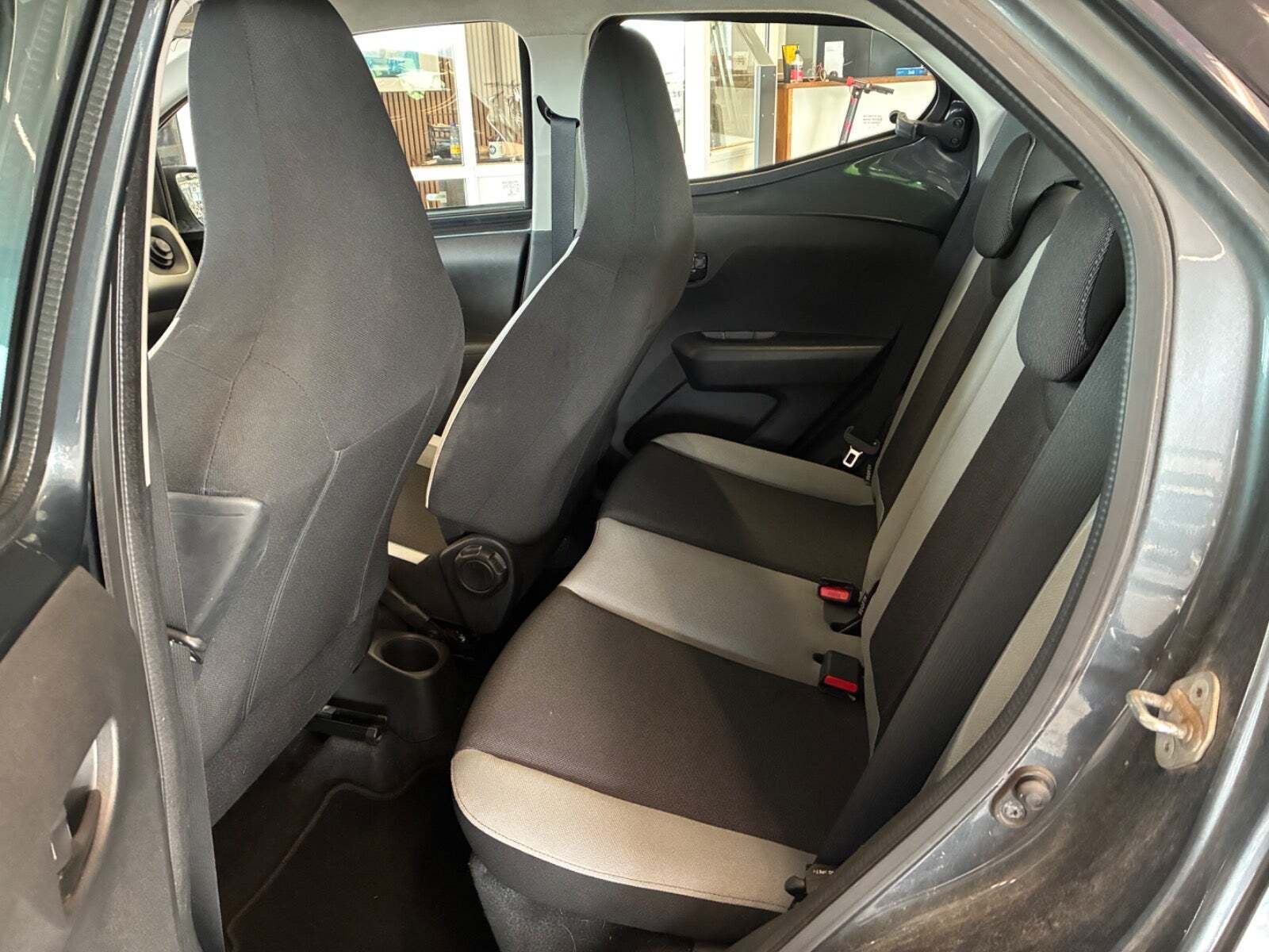 Grå Toyota Aygo fra 2014
