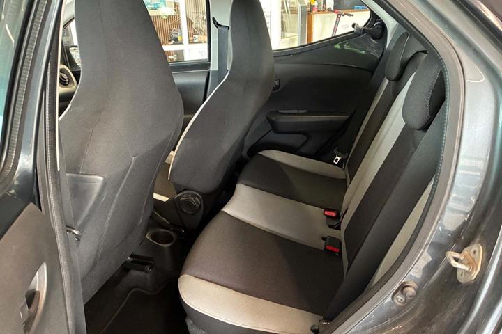 Grå Toyota Aygo fra 2014