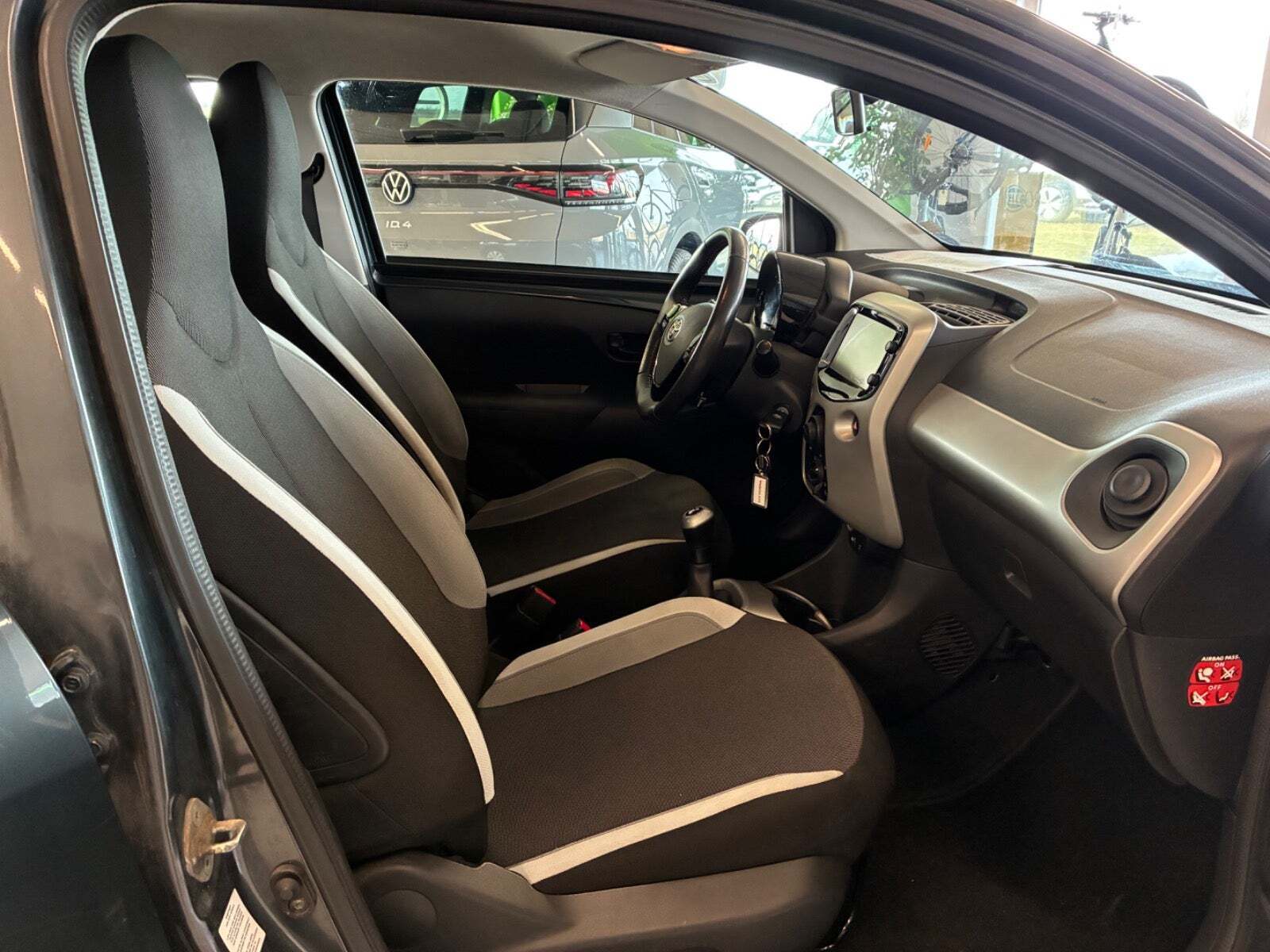 Grå Toyota Aygo fra 2014