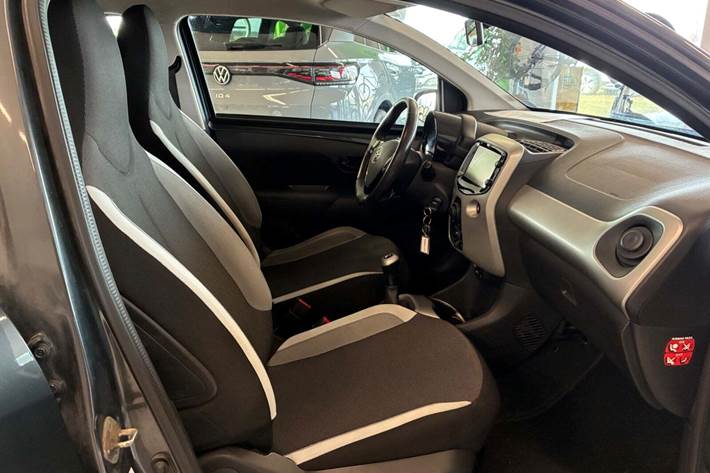 Grå Toyota Aygo fra 2014