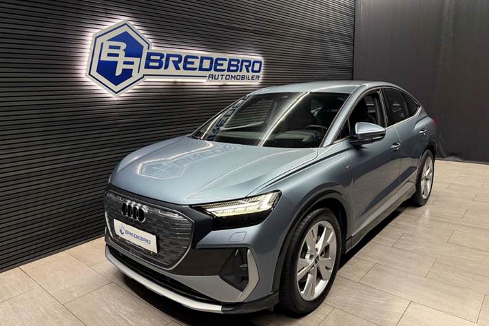 Blå Audi Q4 e-tron fra 2024 set udefra