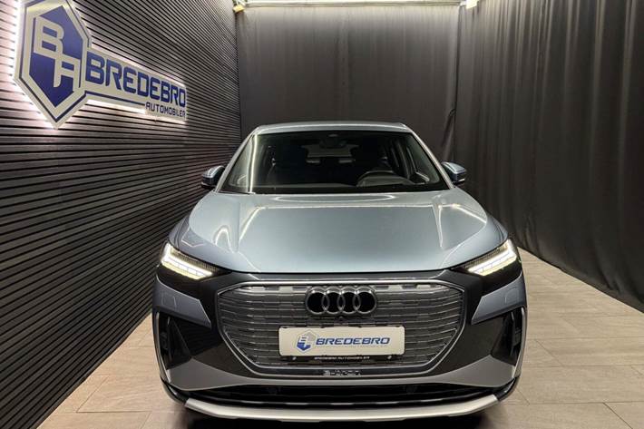Blå Audi Q4 e-tron fra 2024