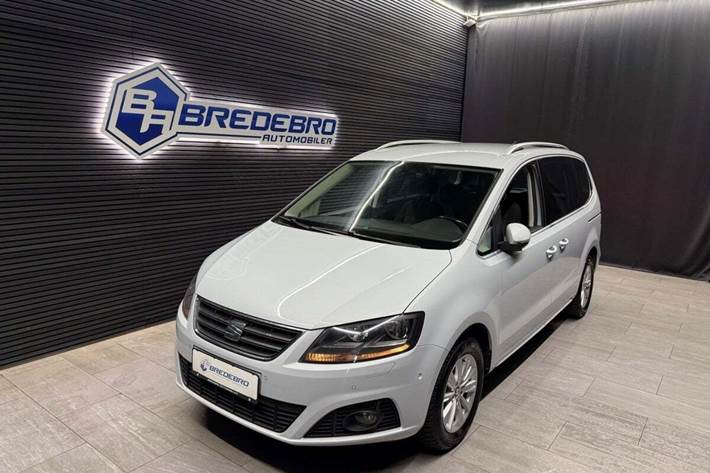 Hvid Seat Alhambra fra 2017 set udefra