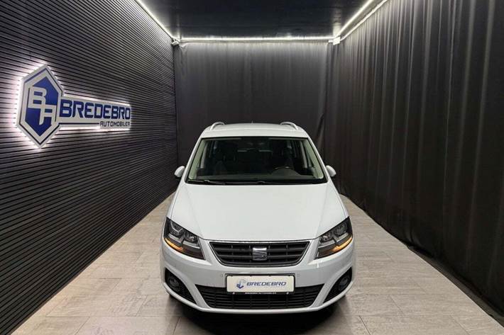 Hvid Seat Alhambra fra 2017 set udefra
