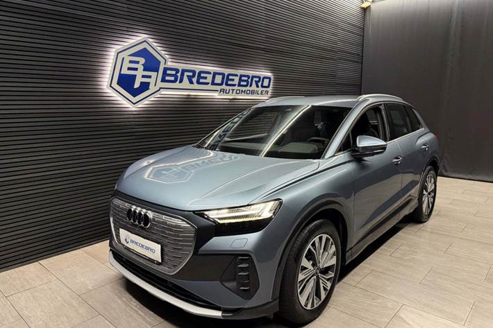 Blå Audi Q4 e-tron fra 2023 set udefra