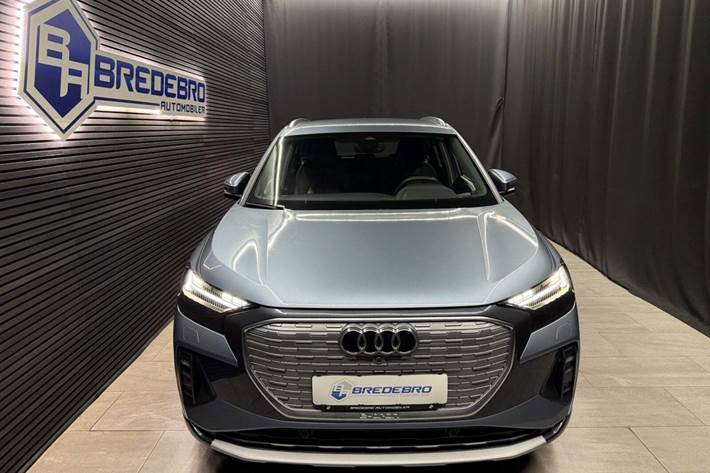 Blå Audi Q4 e-tron fra 2023