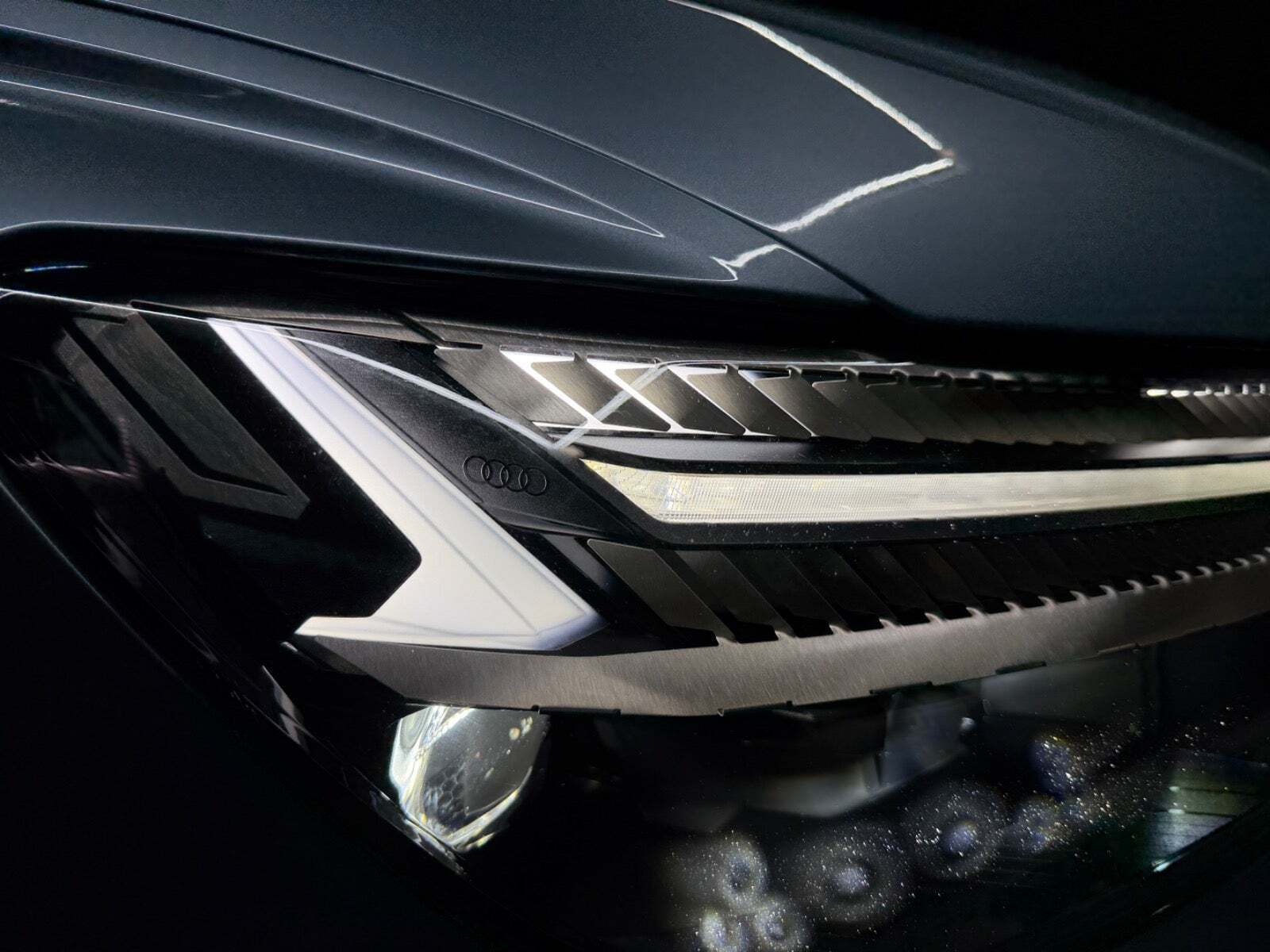 Blå Audi Q4 e-tron fra 2023