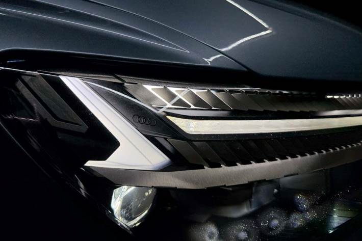 Blå Audi Q4 e-tron fra 2023