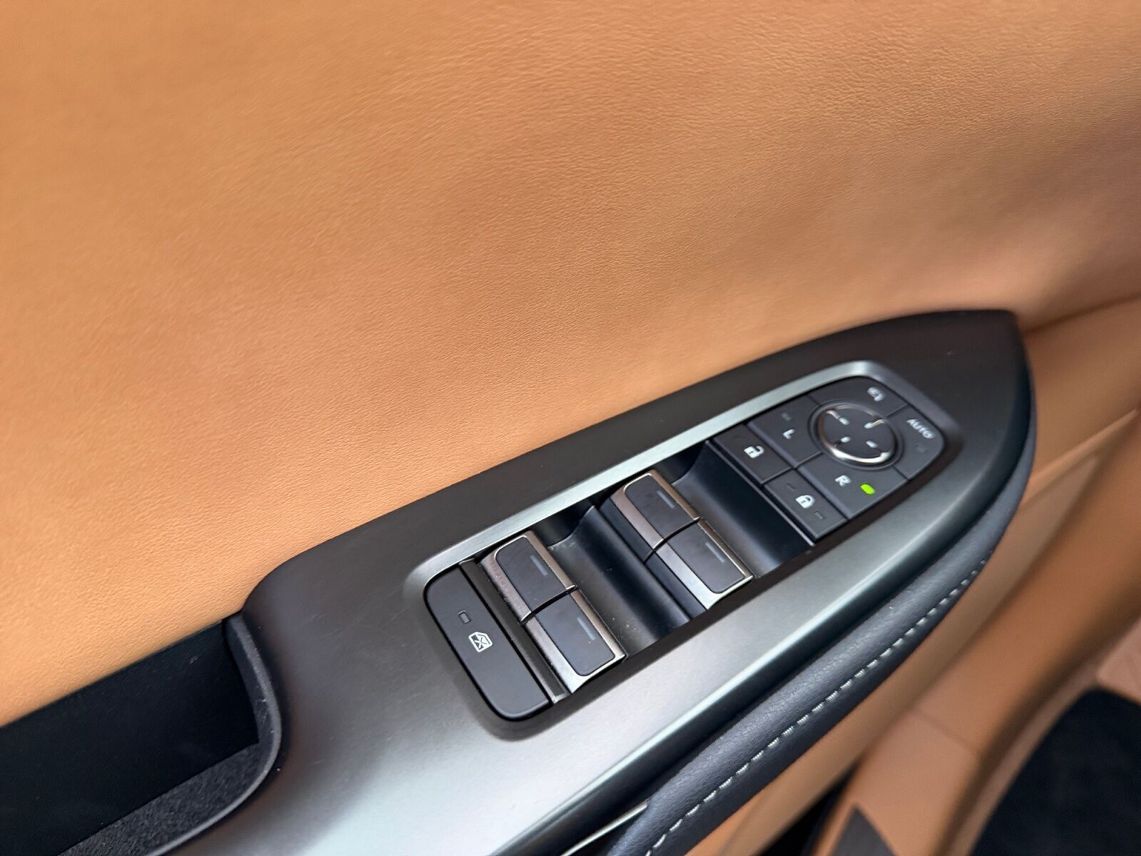 Sort Lexus RZ fra 2024