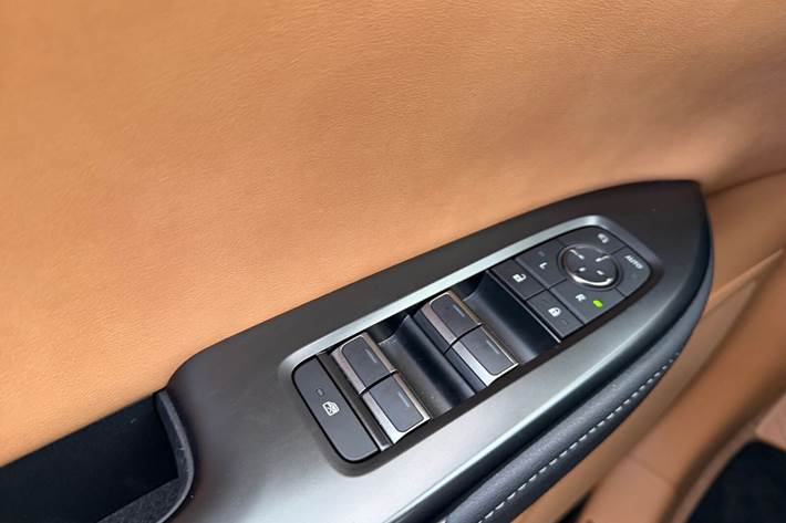 Sort Lexus RZ fra 2024