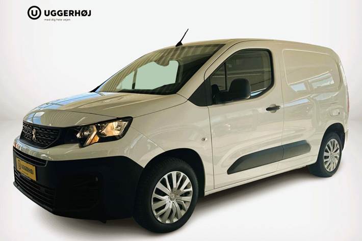 Hvid Peugeot Partner fra 2021 set udefra