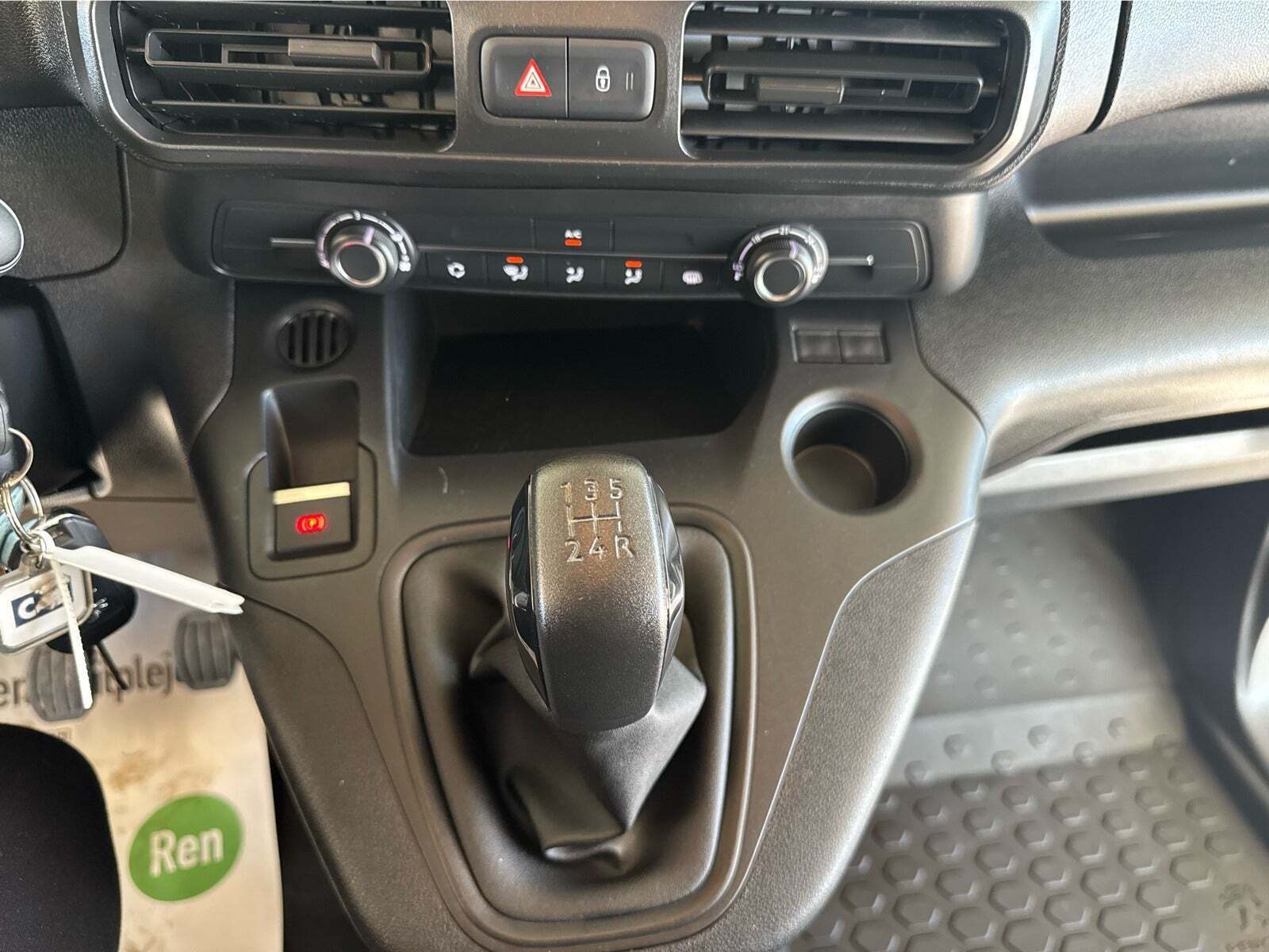 Hvid Peugeot Partner fra 2021