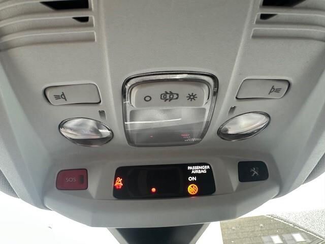 Grå Peugeot 3008 fra 2018