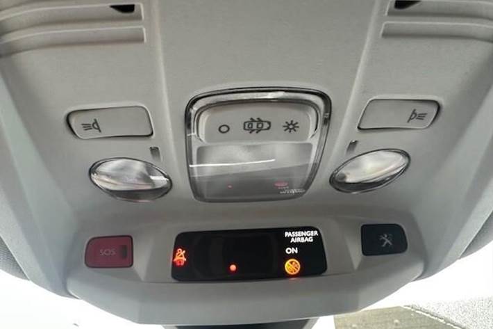 Grå Peugeot 3008 fra 2018