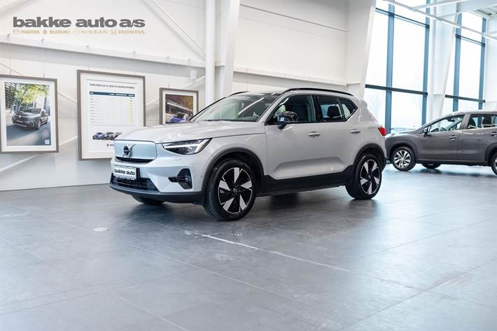 Grå Volvo XC40 fra 2023 set udefra