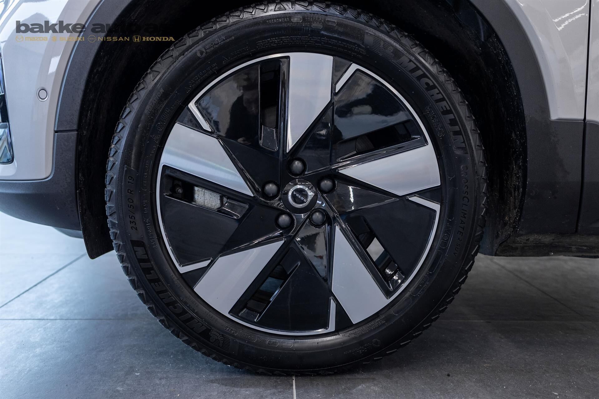 Grå Volvo XC40 fra 2023