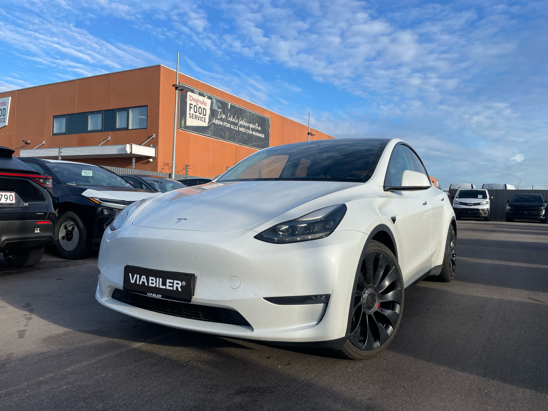 Hvid Tesla Model Y fra 2023