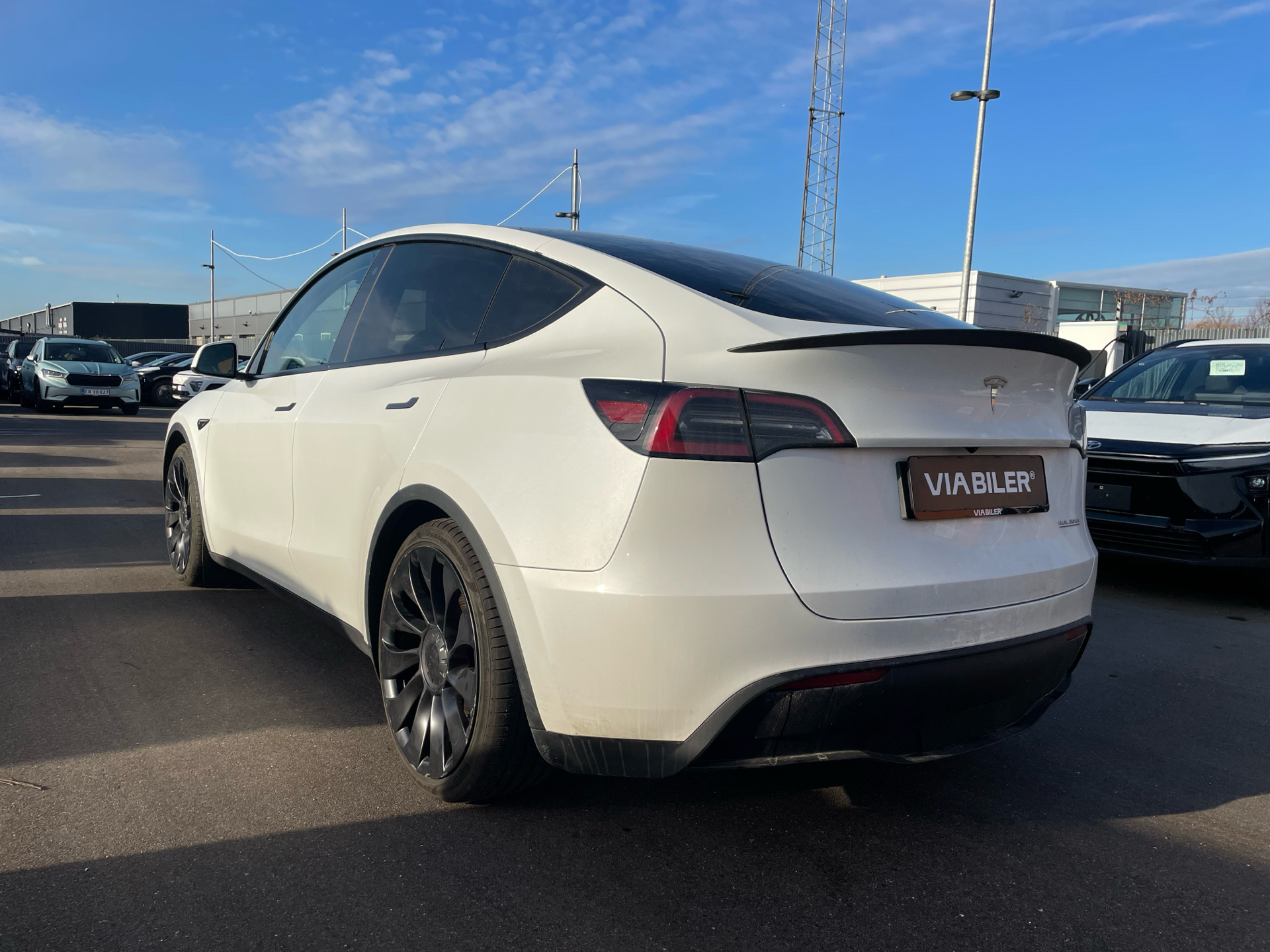 Hvid Tesla Model Y fra 2023