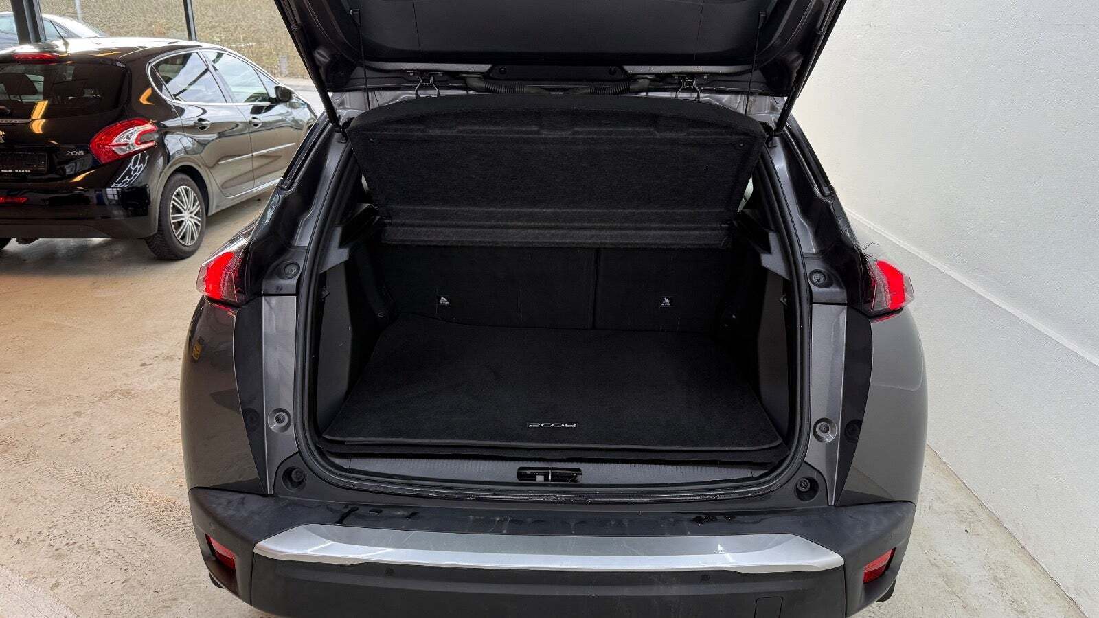 Grå Peugeot 2008 fra 2021