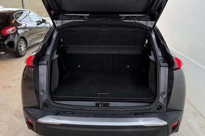 Grå Peugeot 2008 fra 2021