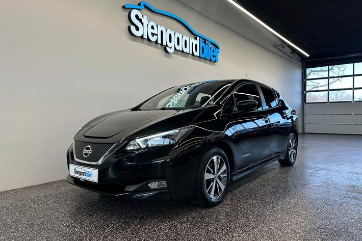 Sort Nissan Leaf fra 2021 set udefra