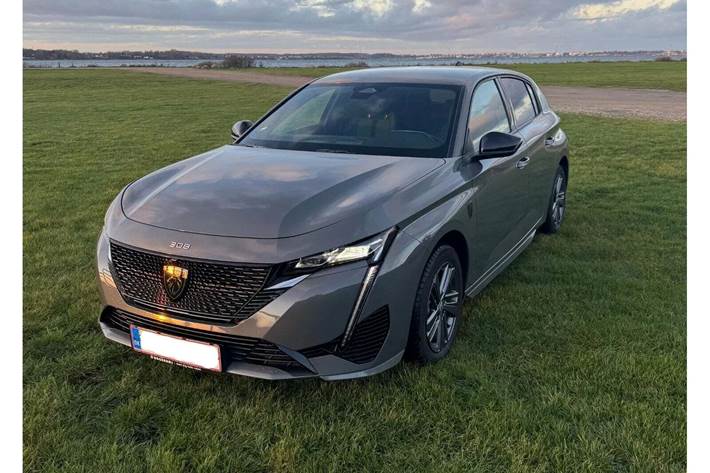 Grå Peugeot E-308 fra 2024 set udefra