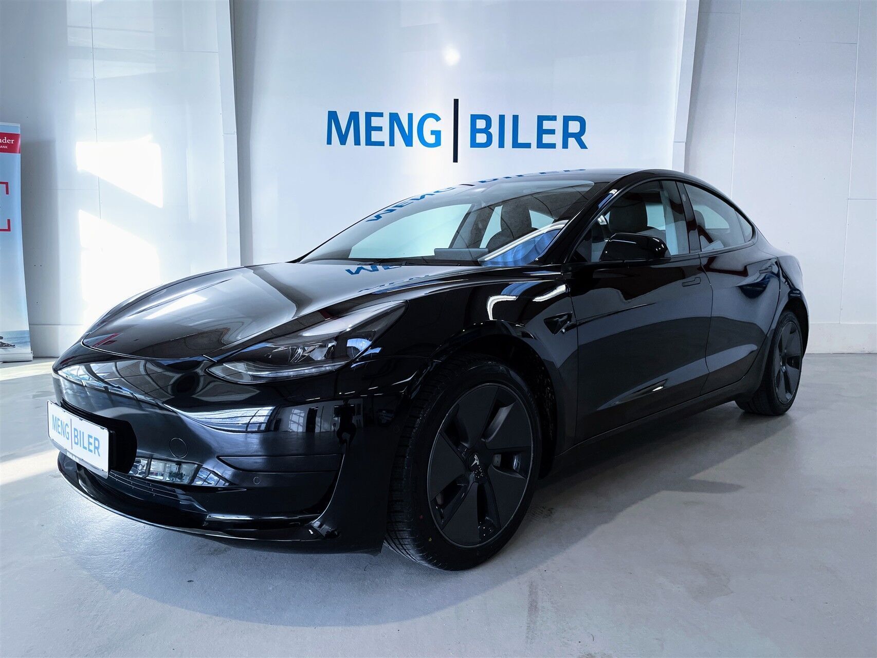 Sort Tesla Model 3 fra 2022 set udefra