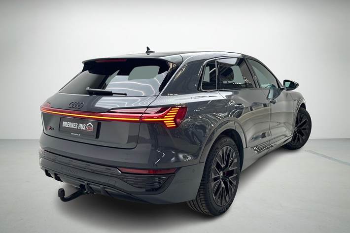 Grå Audi Q8 fra 2023