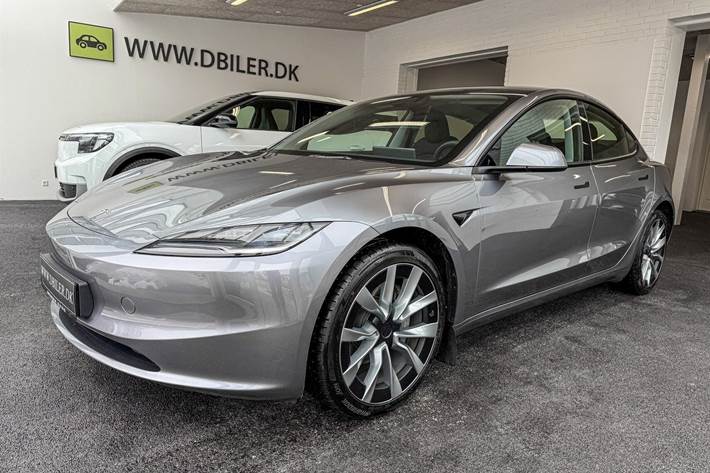 Grå Tesla Model 3 fra 2024 set udefra