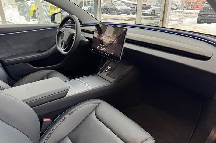 Grå Tesla Model 3 fra 2024