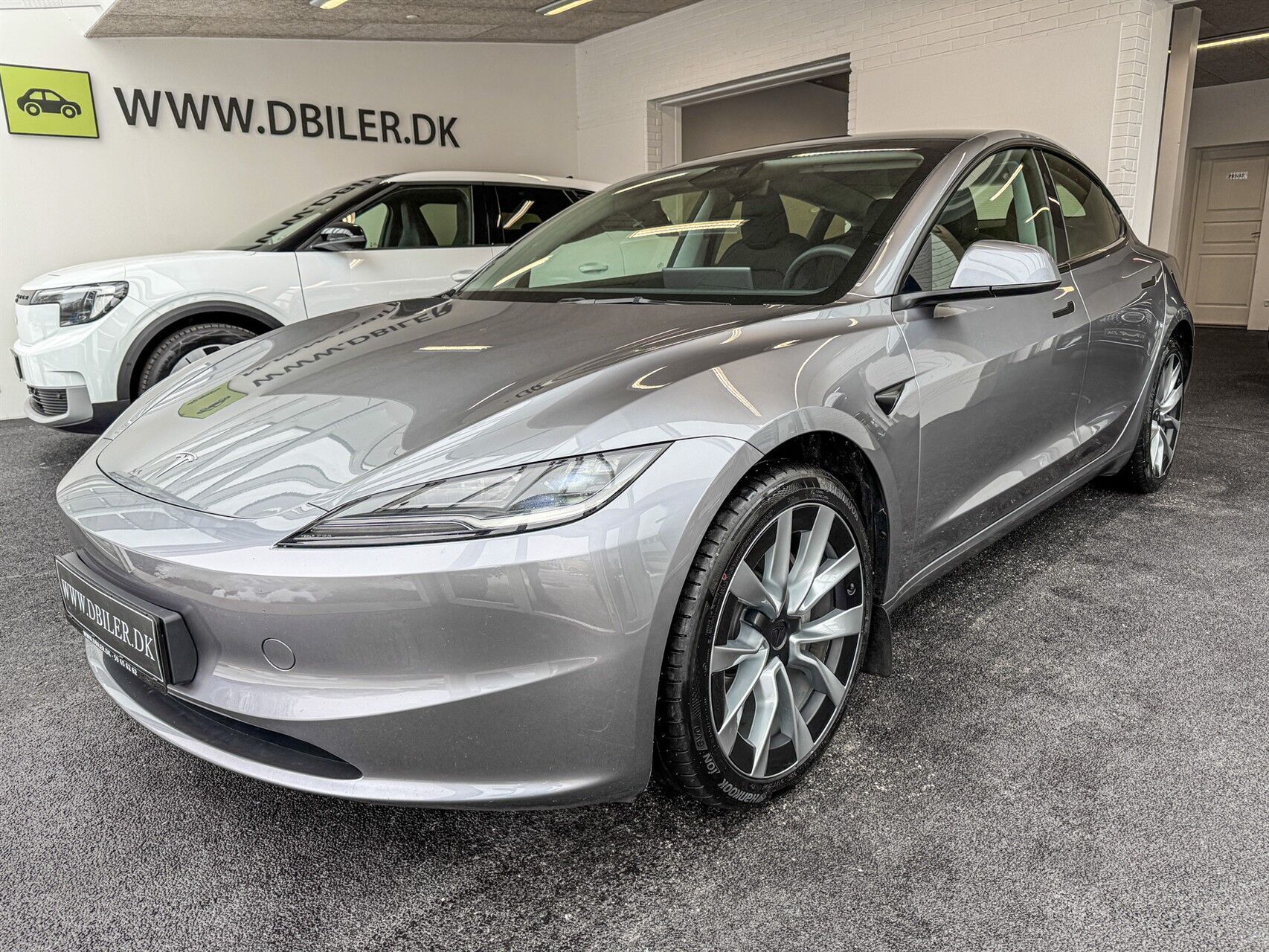 Grå Tesla Model 3 fra 2024