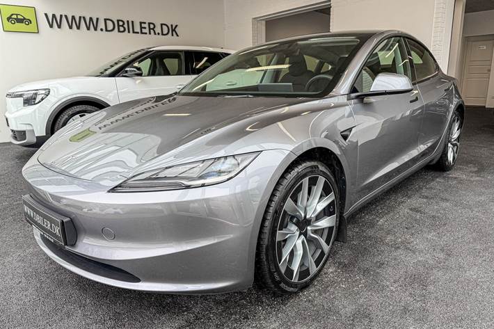 Grå Tesla Model 3 fra 2024