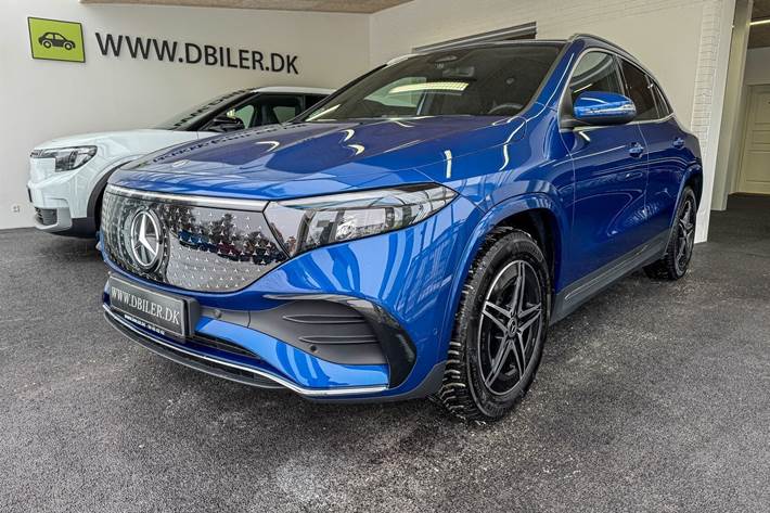 Blå Mercedes EQA 250+ fra 2024 set udefra