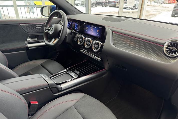 Blå Mercedes EQA 250+ fra 2024