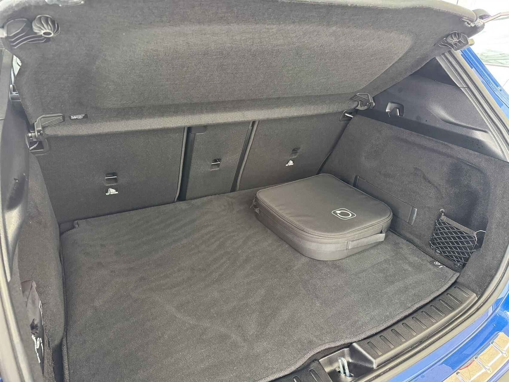 Blå Mercedes EQA 250+ fra 2024