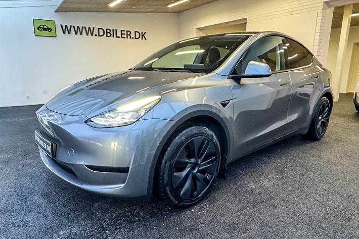 Grå Tesla Model Y fra 2024 set udefra