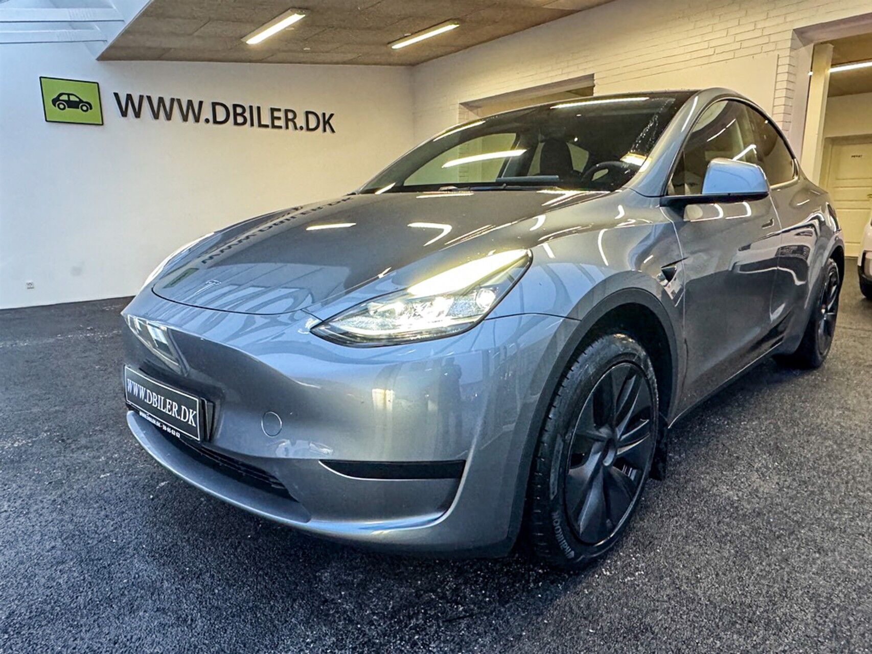 Grå Tesla Model Y fra 2024