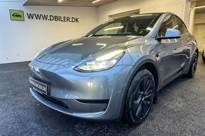 Grå Tesla Model Y fra 2024