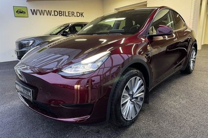 Rød Tesla Model Y fra 2024 set udefra