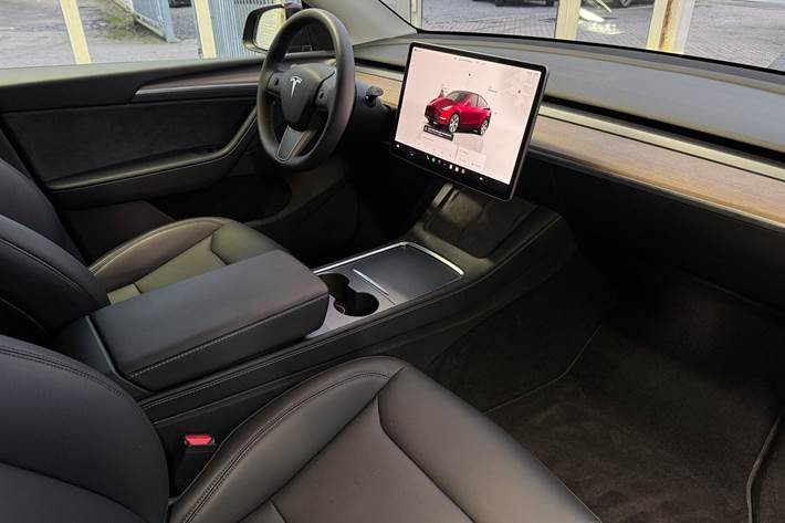 Rød Tesla Model Y fra 2024