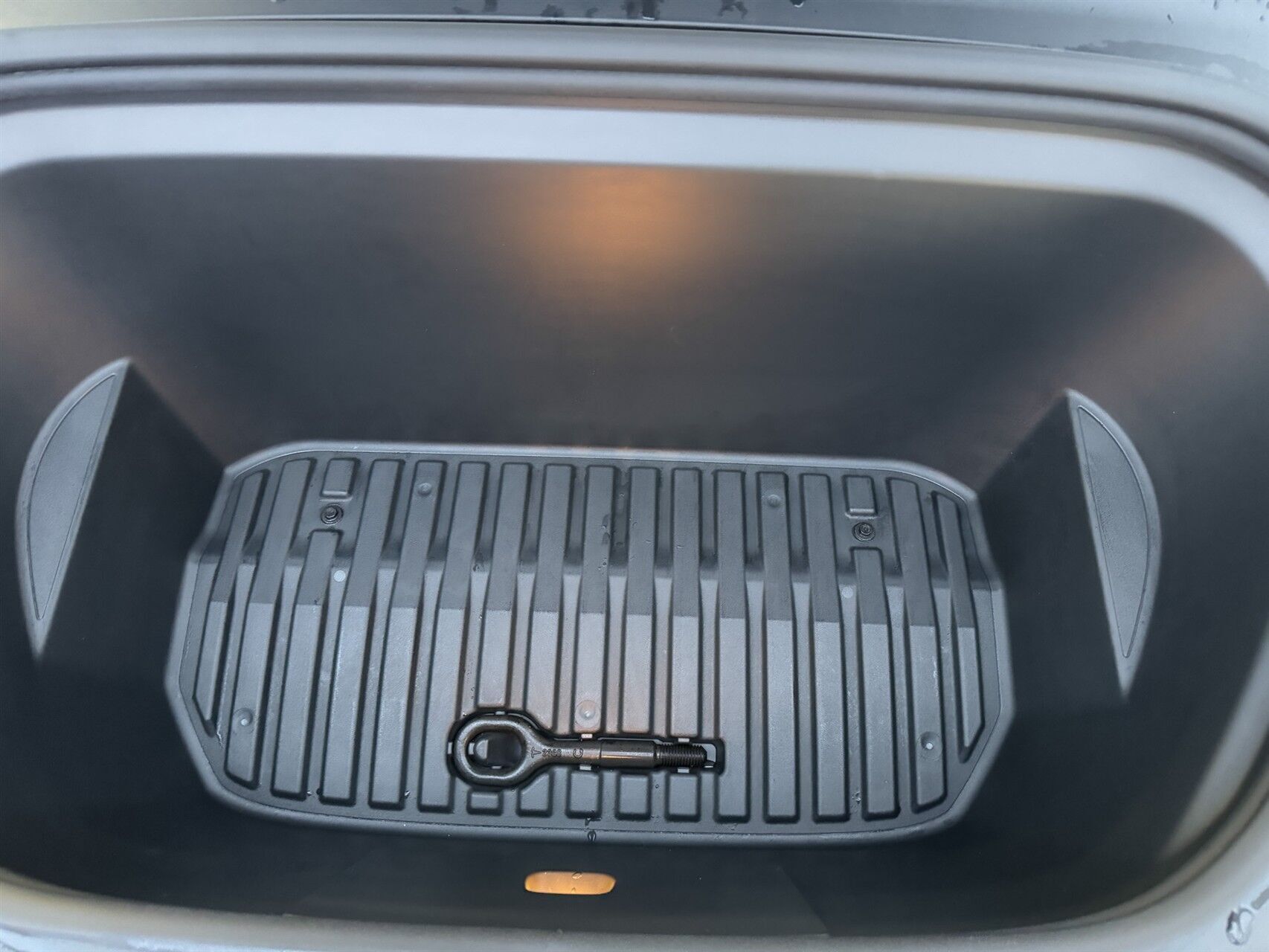 Rød Tesla Model Y fra 2024