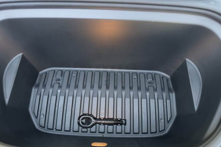 Rød Tesla Model Y fra 2024