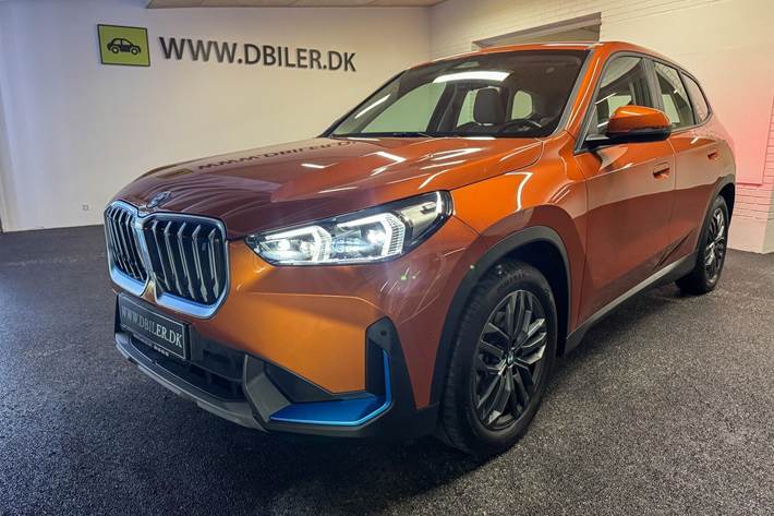 Orange BMW iX1 fra 2023 set udefra